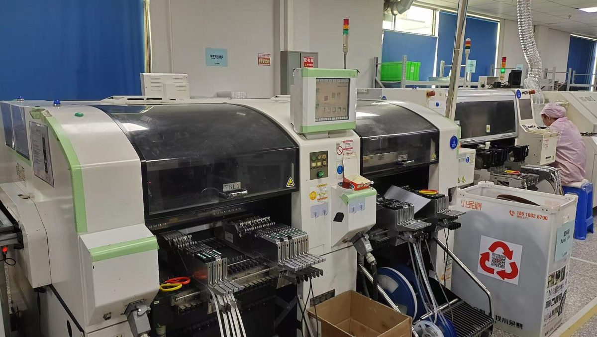 研发工程师在工作台调试设备